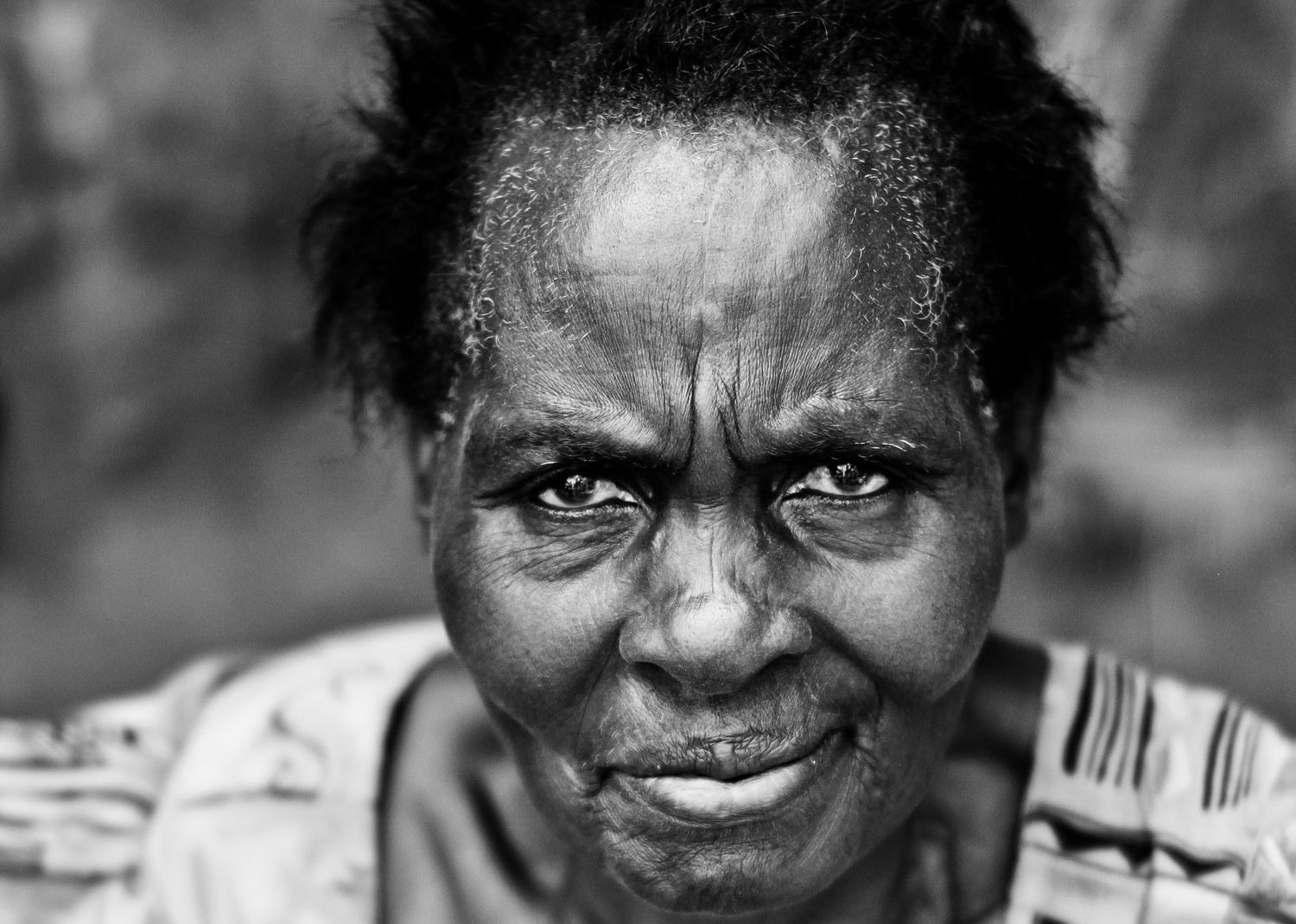 Чернокожая бабушка. Старая африканка. Старая афроамериканка. Чернокожая женщина пожилая.