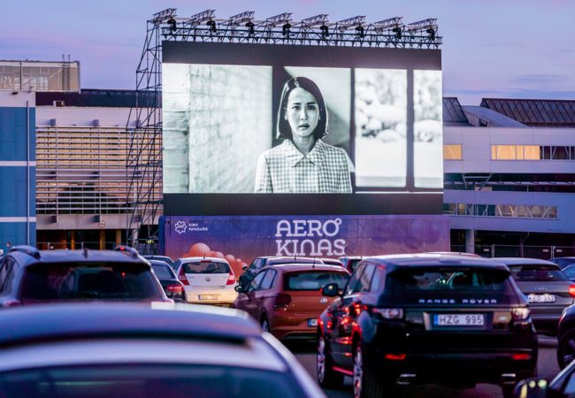 Samochodowe kino na lotnisku Biuro podróży Goforworld by Kuźniar